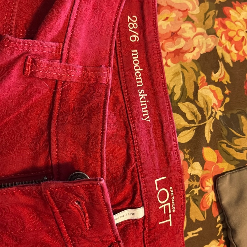 Ann Taylor Loft red Damask modern skinny pants, size 6